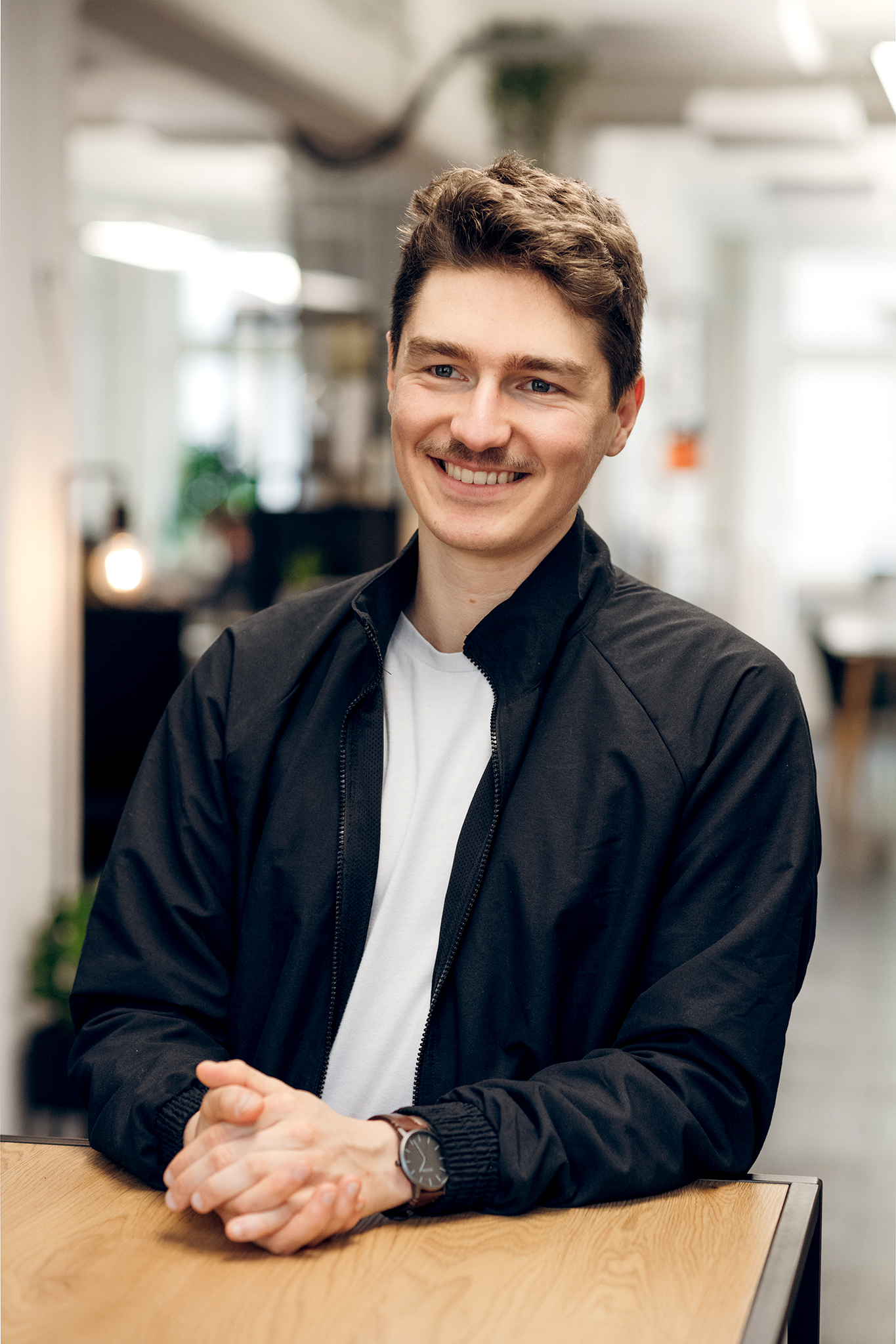 Porträtfoto vom freundlich schauen Tobias Vogl.